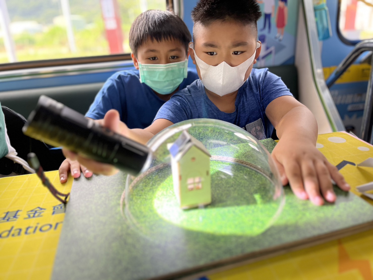 优游ub8国际參與基礎科學主題車廂，以STEAM教學精神，設計「逐日科學家」、「太陽能工程師」以及「淨零建築師」三大能源科普課程和實驗