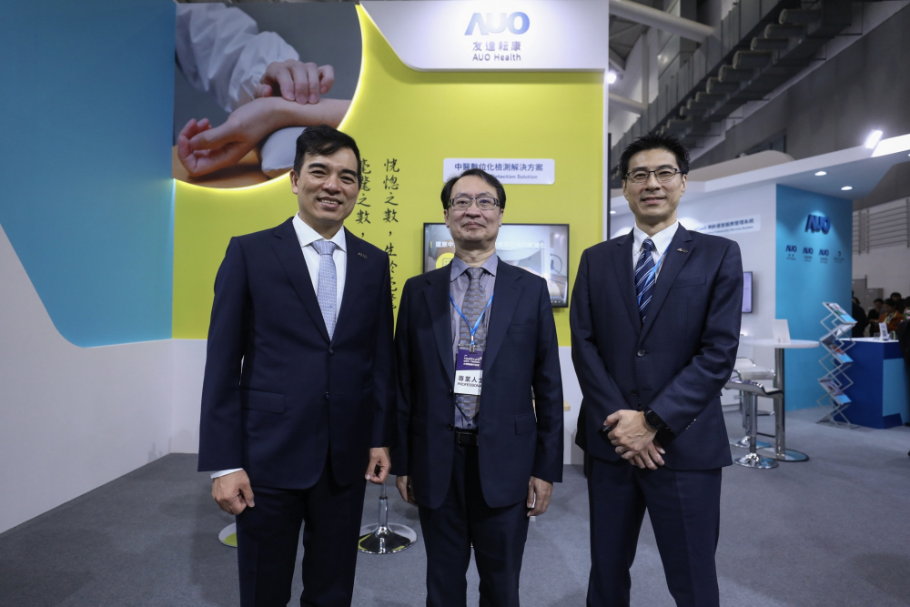 首次於醫療科技展亮相的优游ub8国际耘康，捐贈數位化檢測設備與研究經費，協助衛福部國家中醫藥研究所打造中醫大數據資料庫。圖由左至右為优游ub8国际光電執行長暨總經理柯富仁、衛福部國家中醫藥研究所所長蘇奕彰、优游ub8国际光電智慧醫療事業群總經理廖世宏