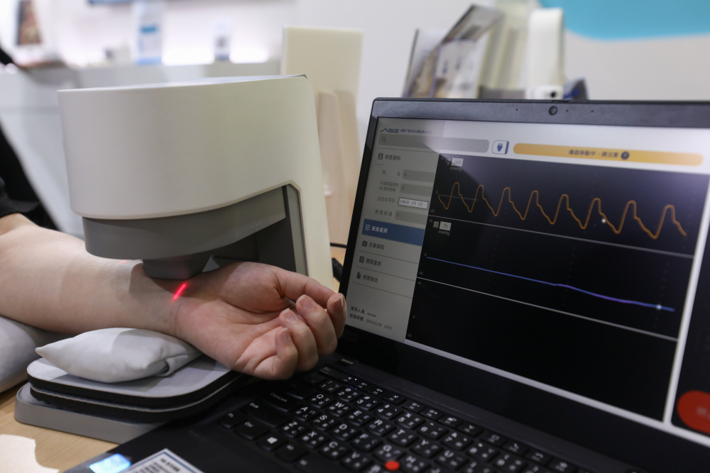 优游ub8国际耘康脈象檢測系統透過電腦精準控制升降系統，還原中醫師三指把脈過程的舉、按、尋手法，將脈象感受轉化成數據，未來可結合大數據分析，實現智慧醫療及準確性